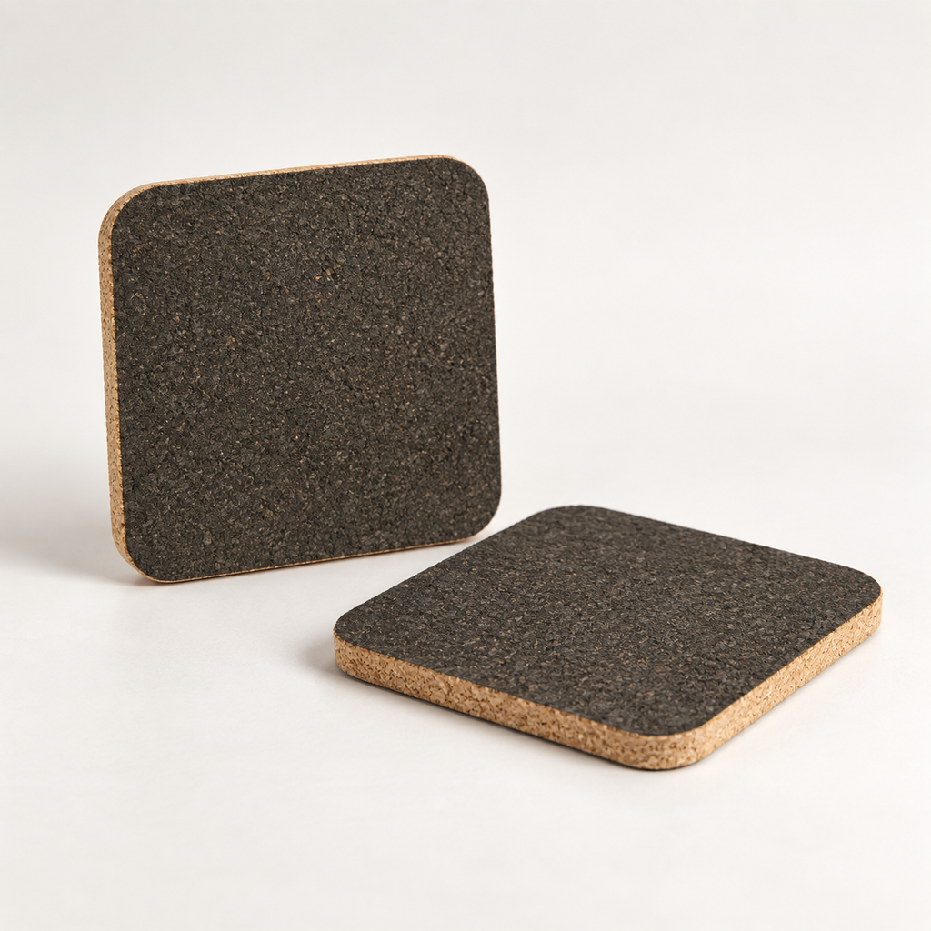 Dark square cork trivets showing both available sizes: 15 × 15 cm and 20 × 20 cm